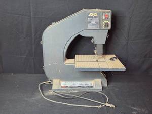 lot 33 image: SKIL 10 Inch Motorized Band Saw, Model 3104
