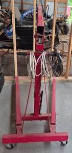 lot 40 image: Red Larin 2 Ton Foldable Engine Hoist