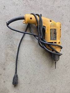 lot 60 image: Used DeWalt D21009 Power Drill 38 (10mm)
