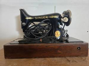 lot 63 image: Vintage Singer Sewing Machine Model B.T. 7 with Wooden Case