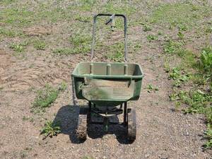 lot 73 image: Scotts Speedy Green 2000 Lawn Fertilizer Spreader