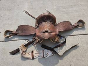 lot 91 image: Vintage Leather Western Saddle with Stirrups and Girth