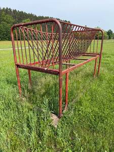 lot 98 image: Large Red Metal Livestock Feeding Rack