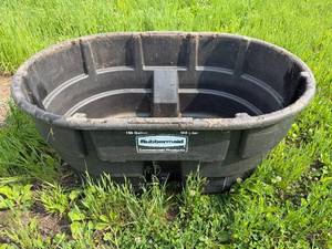 lot 100 image: 150 Gallon Rubbermaid Stock Tank
