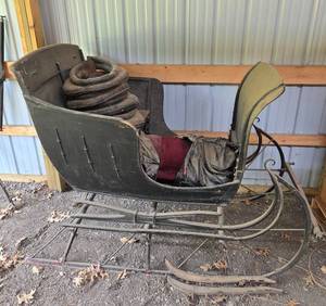 lot 105 image: Vintage Horse-Drawn Sleigh Carriage