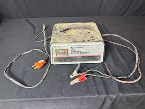 lot 127 image: Schumacher 102 Amp Dual Rate Battery Charger for 12 Volt Batteries