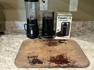 lot 164 image: Hamilton Beach Blender, Braun Grinder, and Cuisinart Coffee Grinder Set
