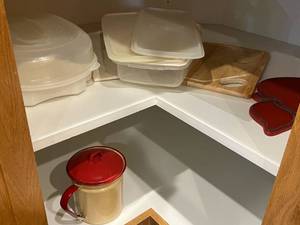 lot 172 image: Kitchenware Collection with Rubbermaid Containers and Enamel Coffee Pot