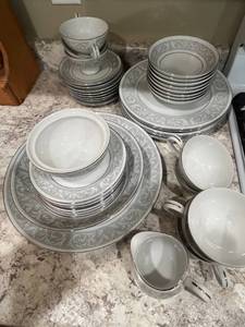 lot 174 image: Set of Imperial China by W. Dalton, Pattern 5611 Whitney