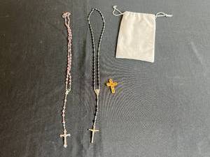 lot 204 image: Collection of Vintage Rosary Beads and Cross Pendant