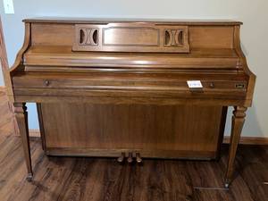 lot 338 image: Kimball Console Piano with Wood Finish