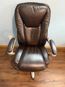 lot 350 image: Serta Leather Executive Office Chair with Adjustable Armrests