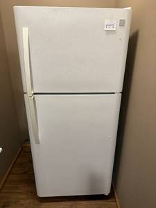 lot 352 image: Kenmore Top Freezer Refrigerator 69 H x 30 W x 35 D