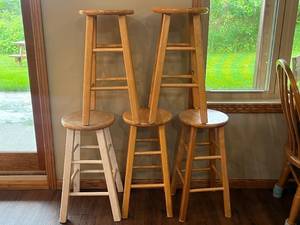 lot 374 image: Set of 5 Wooden Bar Stools with Natural Finish