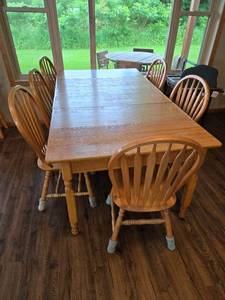 lot 418 image: Solid Wood Dining Table with 6 Matching Chairs