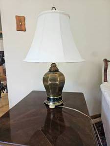 lot 29 image: Vintage Brass Jar Table Lamp
