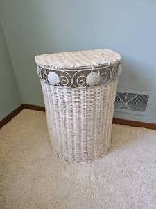 lot 60 image: Sea Shell Wicker Hamper