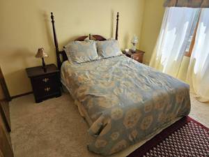lot 53 image: Thomasville Furniture Colonial American Mirrored Poster Bed Queen