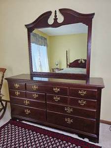 lot 51 image: Thomasville Furniture Colonial American Mirrored Vanity Dresser