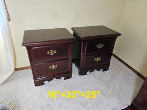 lot 52 image: Thomasville Furniture Colonial American Nightstand Pair