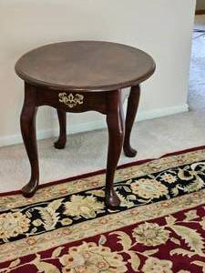 lot 79 image: Traditional Queen Anne Side Table