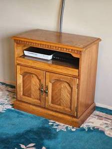 lot 100 image: Traditional oak Entertainment Console