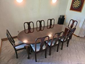 lot 31 image: Mahogany Tone Queen Anne Dining Table Set