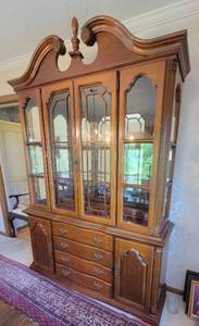 lot 32 image: Dixie Traditional China Display Cabinet