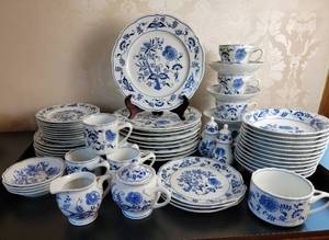 lot 33 image: Classic Blue and White Chinaware Service  Blue Danube, 60 pcs