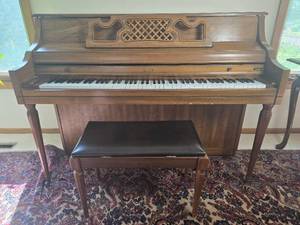 lot 15 image: Kimball Console Upright Piano - S425
