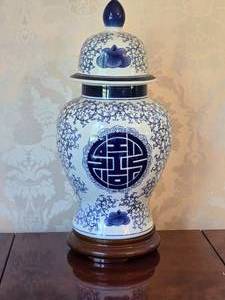 lot 89 image: Stunning Vintage Chinese Lidded Urn Vessel