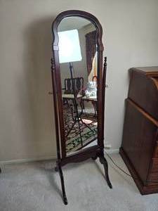 lot 44 image: Vintage Mahogany Dressing Mirror