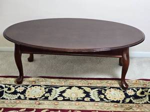 lot 38 image: Elegant Mahogany Oval Coffee Table
