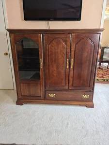 lot 17 image: American Drew Mahogany Entertainment Cabinet