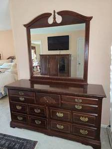 lot 16 image: Stunning Mahogany Vanity Dresser with Mirror