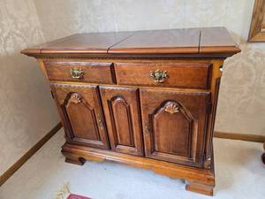 lot 18 image: Elegant Lexington Buffet Server