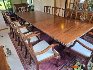 lot 6 image: Gorgeous Regency Mahogany Dining Table with Carved Rope Trim
