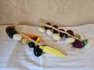 lot 82 image: Adorable Decorative Ceramic Vegetable Rope Pair