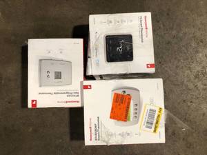 lot 30 image: Lot of Assorted Thermostats Various Models and Conditions   Customer Returns See Pictures