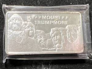 lot 01 image: 10 TROY OZ .999 FINE SILVER MOUNT TRUMPMORE BAR