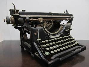 lot 19 image: Large Antique UNDERWOOD Typewriter