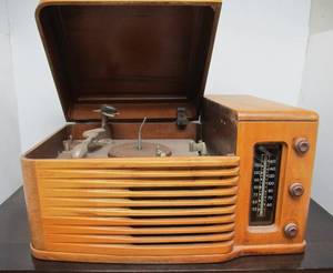 lot 23 image: Great Looking Vintage Deco PHILCO Model 46-1203 Turntable