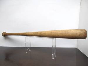 lot 24 image: Orig Vintage 1950s era MICKEY MANTEL Louisville Sluggers