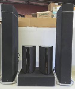 Great Quality and Condition DEFINITIVE TECHNOLOGY Surround Sound Speaker Setup