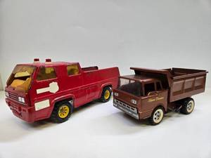 lot 210 image: 2 Vintage Metal Toy Trucks - Tonka Fire Engine & Nice Structo Dump Truck
