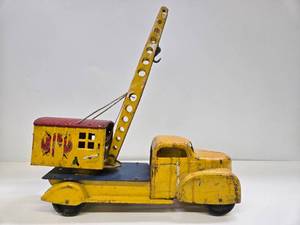lot 211 image: Very Cool Old Vintage Marx Pressed Steel Electric Crane Toy