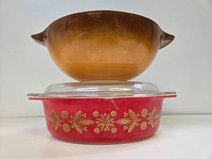 lot 216 image: 2 Pieces of Vintage PYREX Glass Dishware