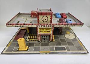 lot 224 image: Very Cool Vintage Tin Toy Superior Service Station