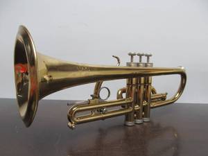 lot 53 image: Nice Vintage HOLTON Trumpet wCase