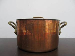 lot 57 image: Quality Vintage Hand Hammered Copper & Brass Cooking Pot wLid